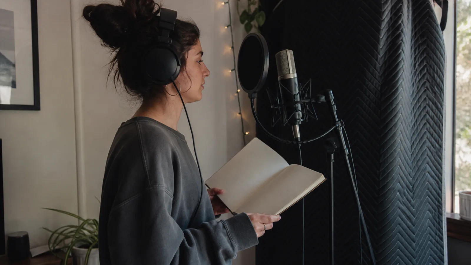 Chanteuse préparant le phrasé et la distance du microphone